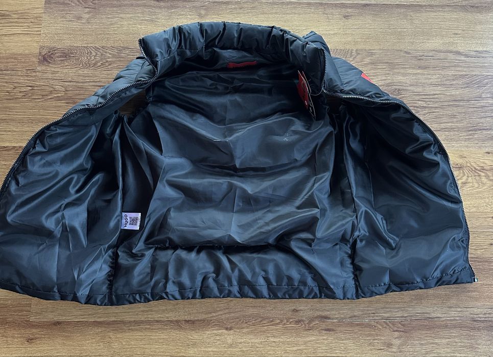 Мъжки,черен елек Hugo BOSS с бродирано лого и двойни джобове