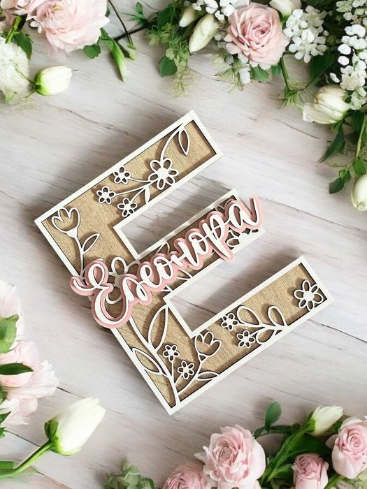 Персонализирана буква с име с нежни цветя