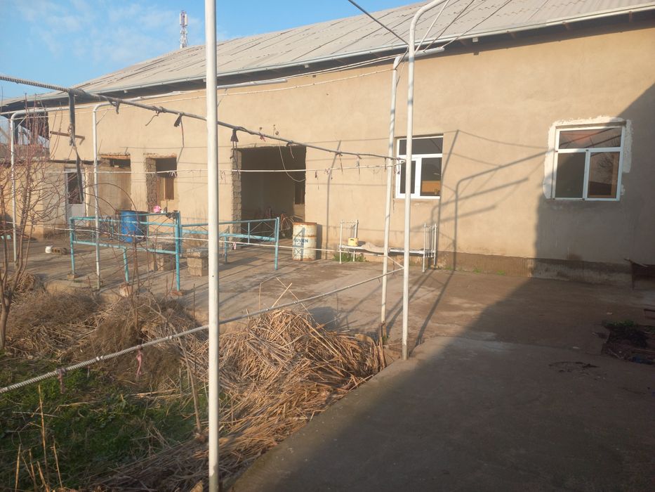 Мирмиронда ховли сотилади 6 сотих, 6 хона, газ, свет, сув. 45 000 &&