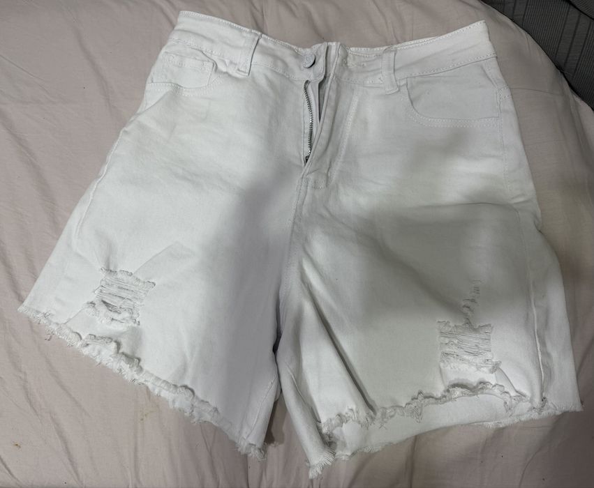 Продам белые джинсовые шорты