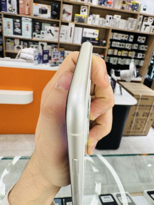 Apple Iphone used 11 128gb white oq sim 76% ideal holati zur