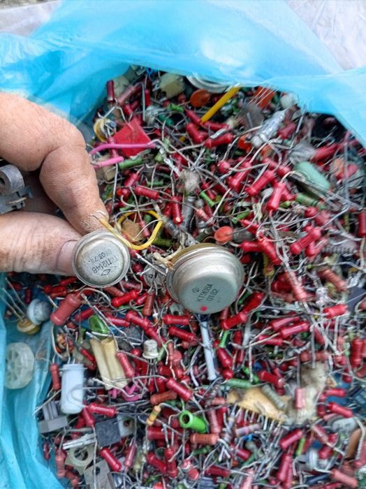 Прадам сотывые телефоны на запчасти