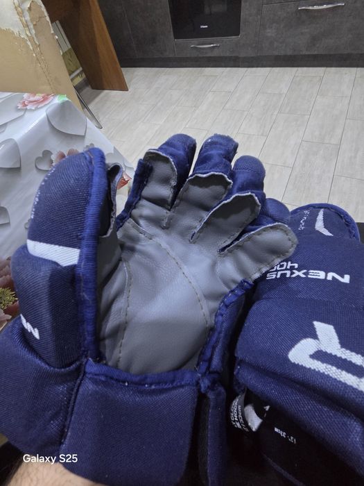 Хоккейные краги и шайбы.