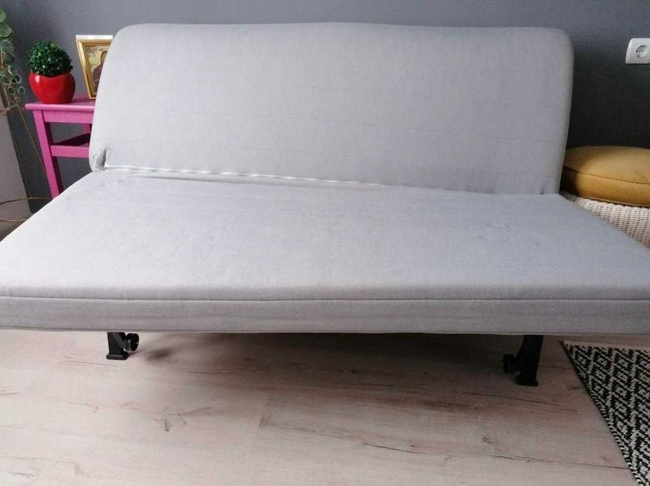 Canapea cu cadru metalic