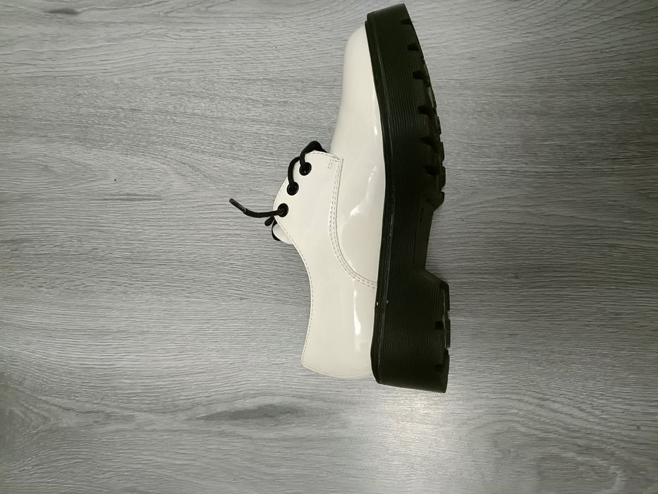 Vând pantofi casual