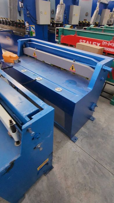 Гильотина по металлу. Толщина резки до 1.5мм ширина 1.3м. Элект