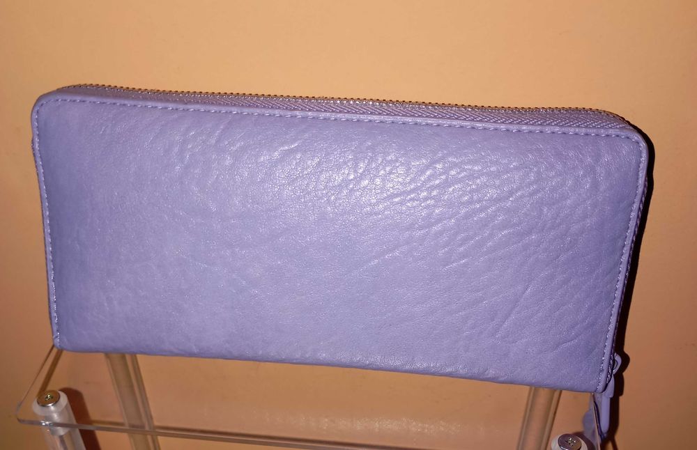 Дамски портфейли Parfois и козметични чантичка.