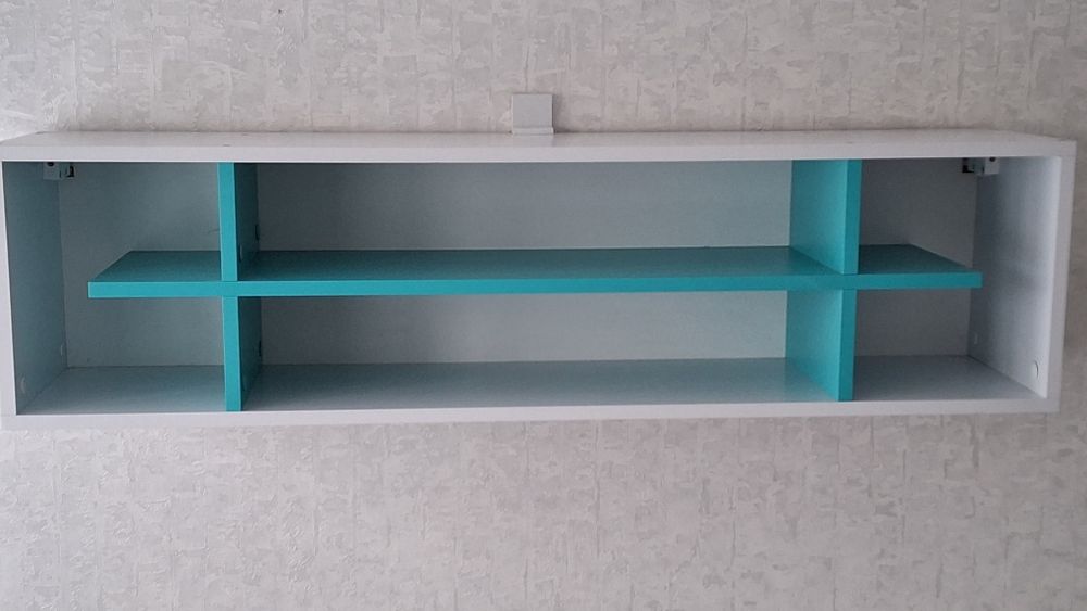 Полка над столом.