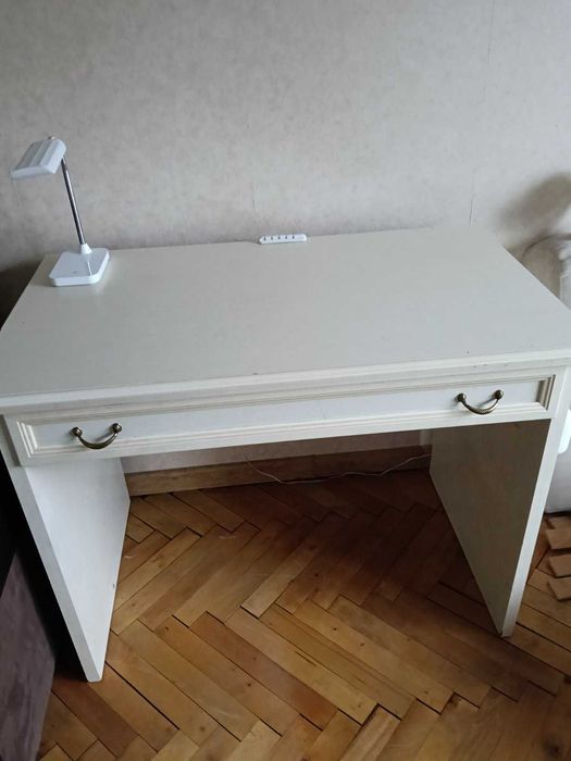 Продава се класическо бяло бюро с чекмедже – 70 лв., размери 103х60х80