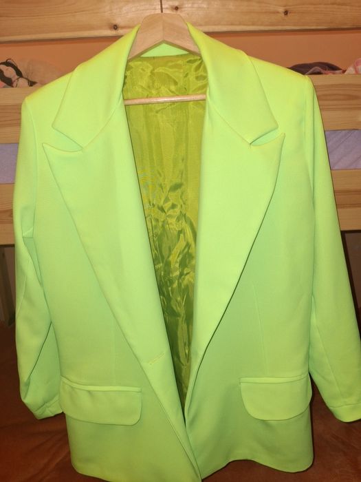 Дамско сако електриково зелен цвят.