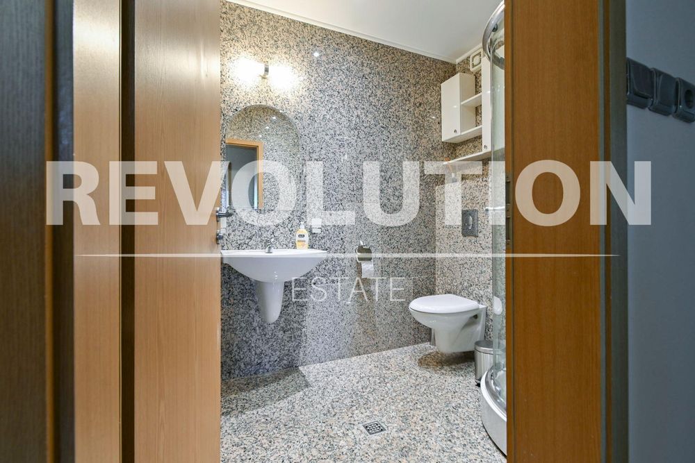 Дава се под наем Четиристаен апартамент в София, Лозенец - 202 кв.м за 2300 € - Снимка #18
