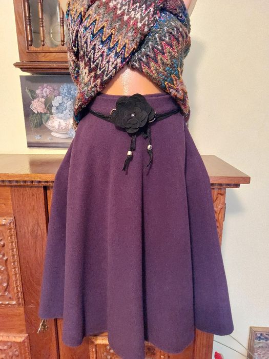 Costum nou, minunat- mov, cu fusta cloș, din stofa de lana si cașmir