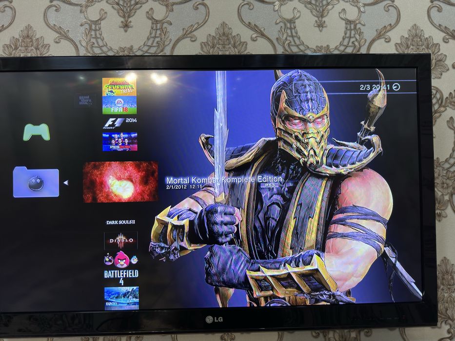 Playstation 3 super slim sotiladi 2 ta dan pulti bilan 500Gb lik