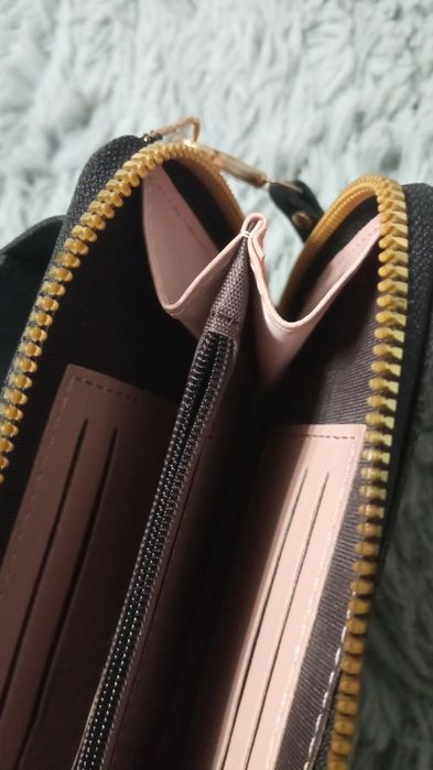 Borsetă tip portofel.