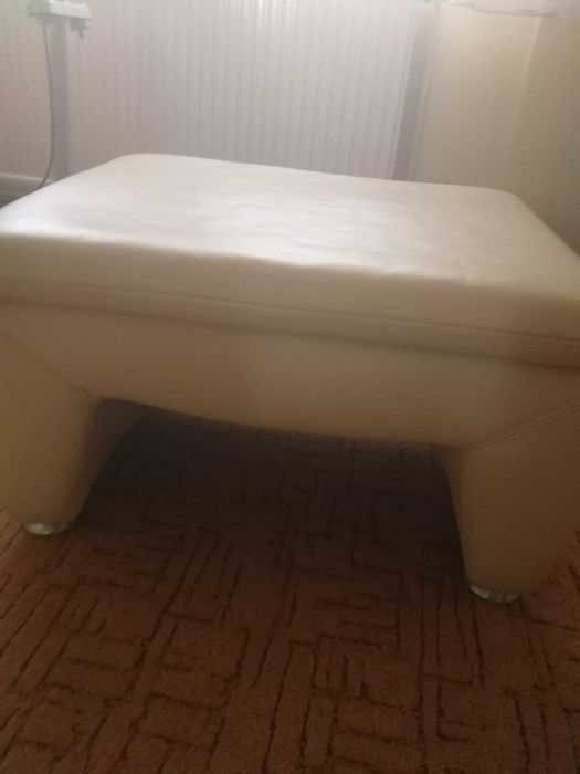 Vând scaun/ taburet din piele naturala