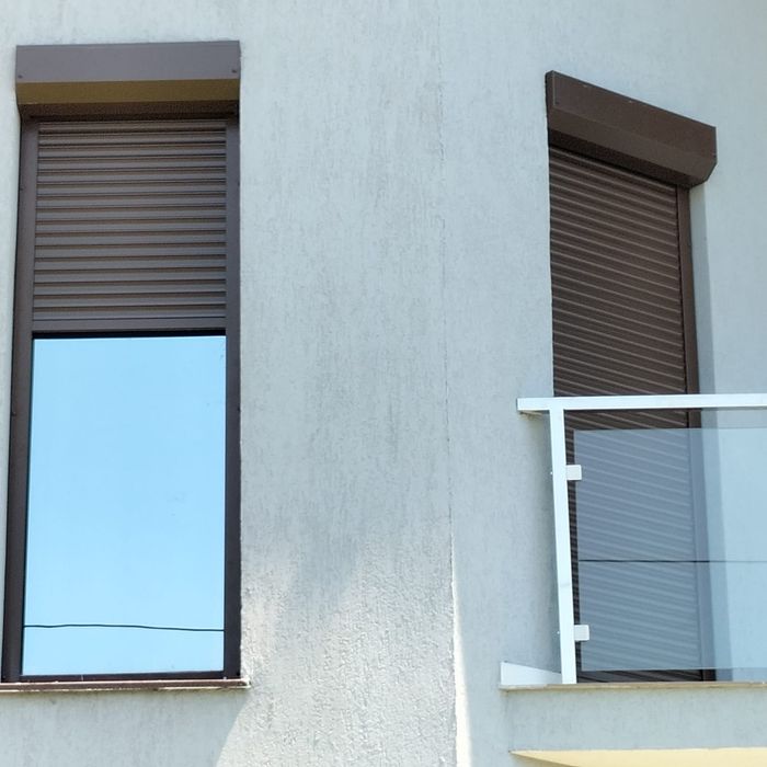 RULOURI Aluminiu si Usi de garaj rezidentiale SECTIONALE