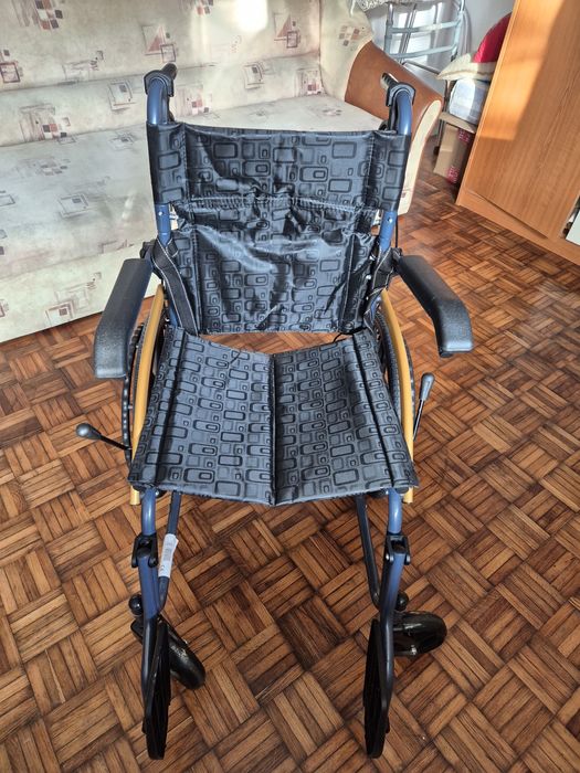 Scaun cu rotile /carucior cu rotile