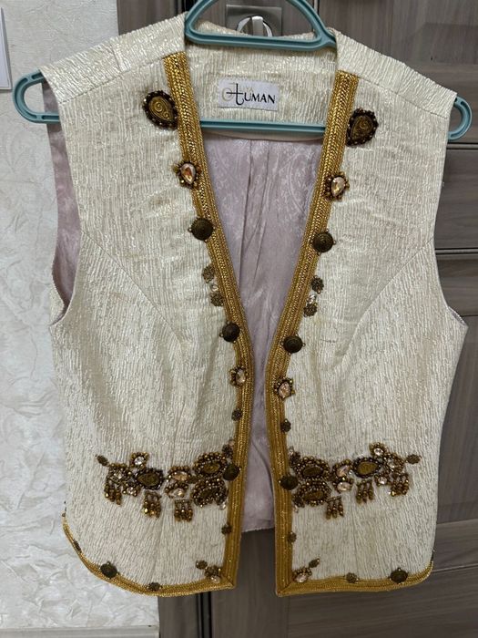 Кәжекейлер, қазақ нағыштағы кийімдер