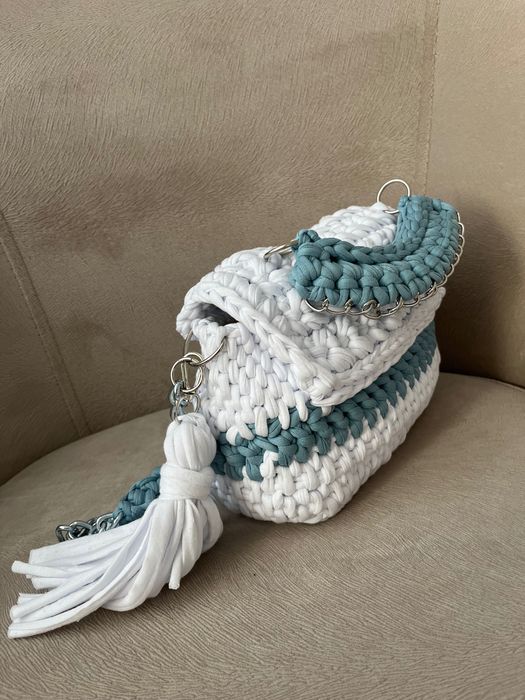 Плетена чанта в бяло и синьо