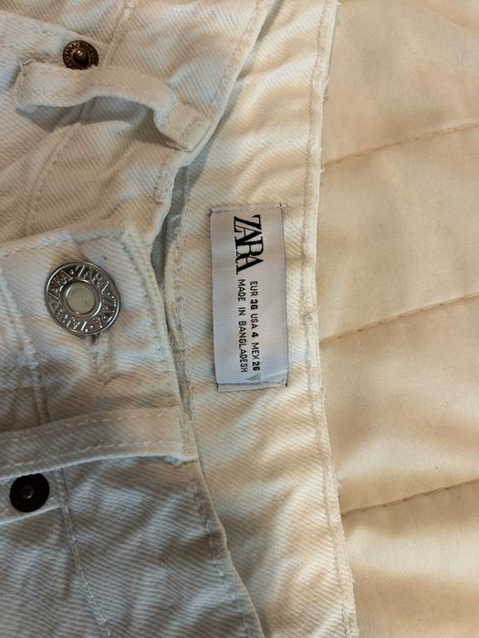 Бели дамски дънкови гащи Zara