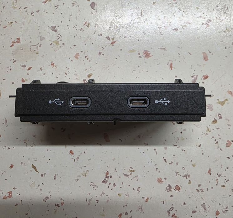 USB-C Dual Data PD VW Golf 8 Passat Arteon 5NA035700 OEM