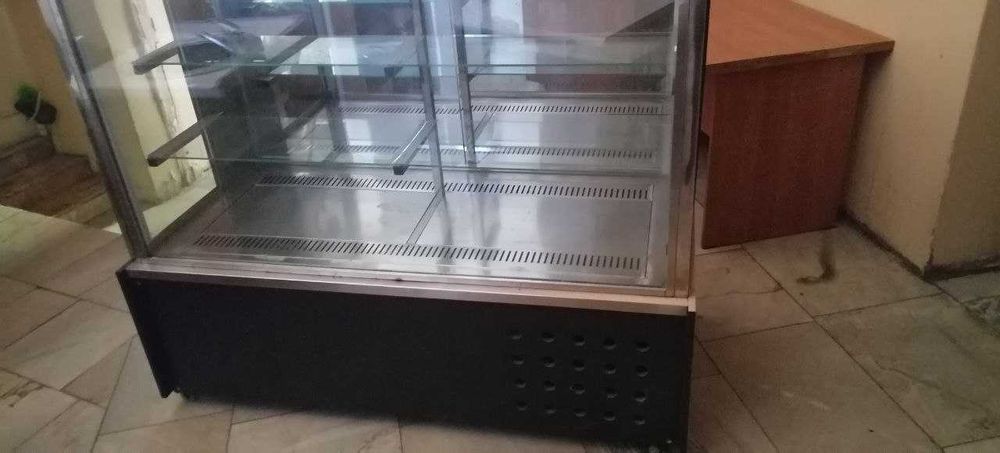 Продается витринный холодильник в хорошем состоянии