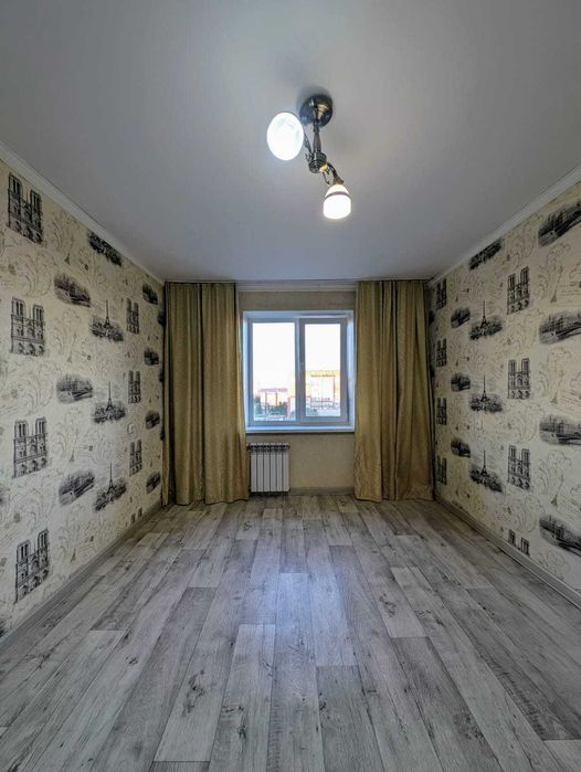 продается 2 комн кв р-н Строитель