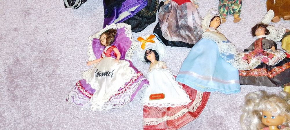 84 de păpușele preț 300 lei s-au 10 lei bucata