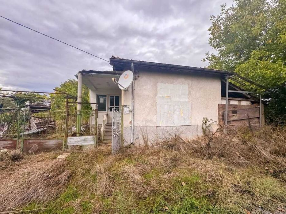 Едноетажна къща за ремонт с парцел в село Загорци, област Бургас