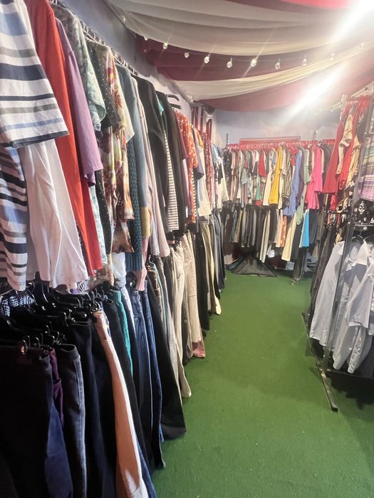 Vand stoc total de haine second-hand