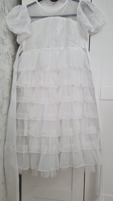 Одежда для девочек, платье, куртки.