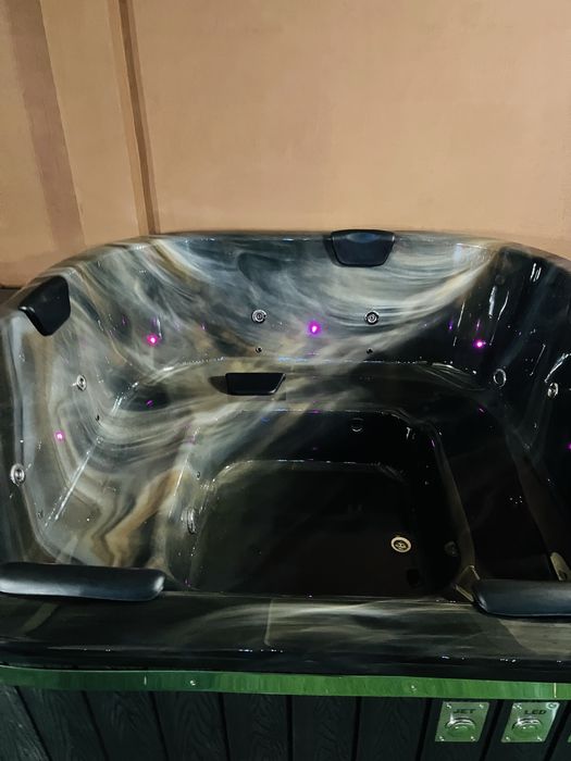 Ciubar jacuzii patrat