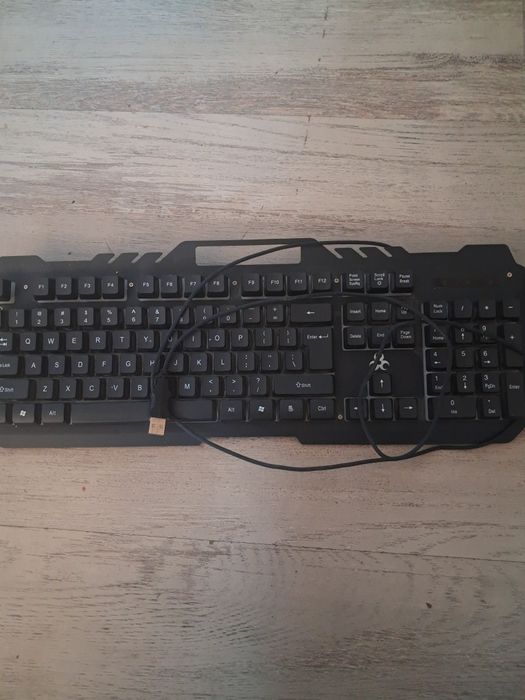 Vand tastaturi Gaming , mouse Wireless si Casti gaming în stare buna