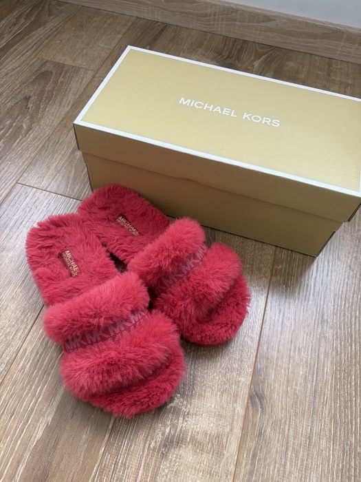 Продават се MICHAEL KORS дамски чехли с пух Scarlet red