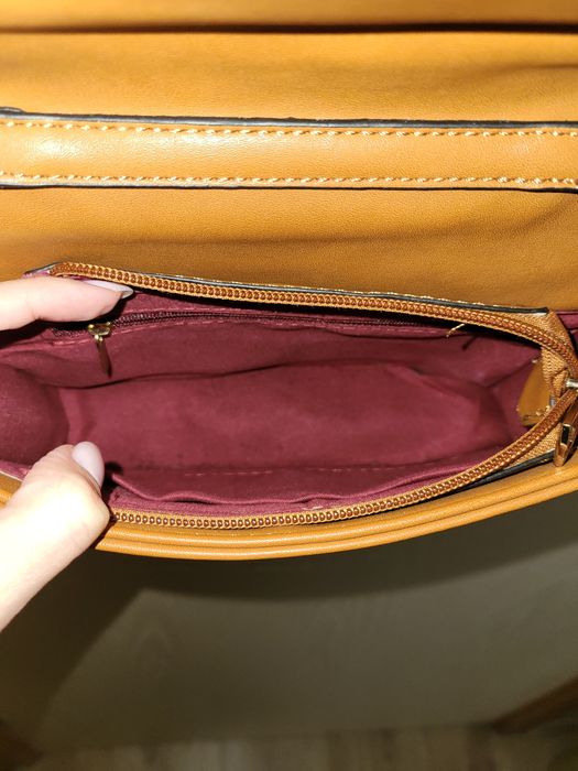 Малка дамска чанта в кафяво