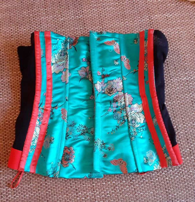 Dirndl; rochita  Nikitta;pantalon paiete;corset;sacou nou piele Kaftan