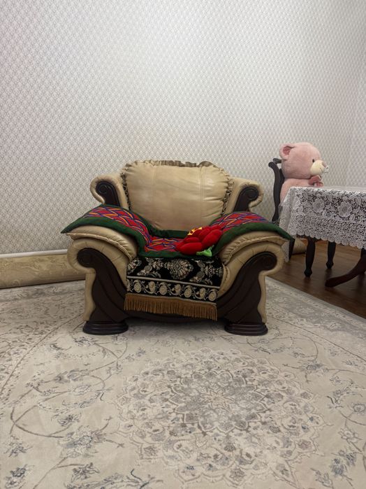 Продам диван с комплектом