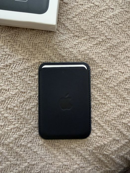 Продавам оригинален Apple MagSafe Wallet в черен цвят.