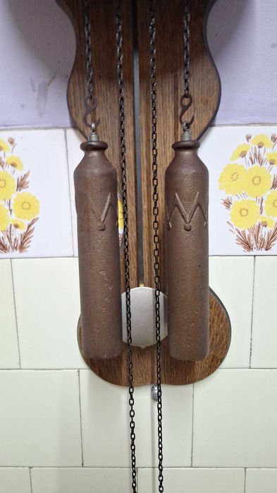 Ceas mecanic de perete cu pendul.