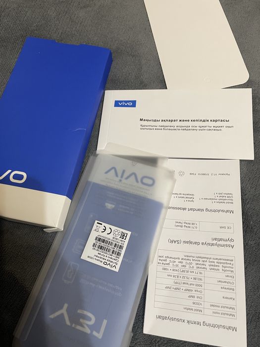 Продам телефон с каробкой