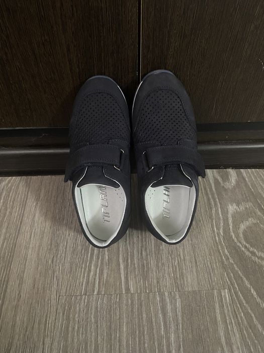 Обувь темно синего цвета, для мальчика.