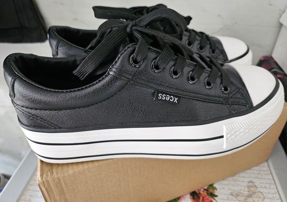 Дамски черни кецове