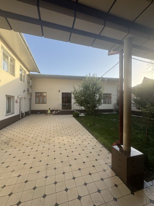 Uy sotiladi yolni yuzida 4,60 sotik 10 ta xona 3 ta sanuzel 1 ta kuxny