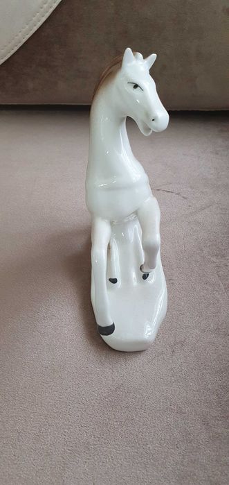 Bibelou din porțelan fin de calitate ,,Cal nărăvaș", fabricat de Cero