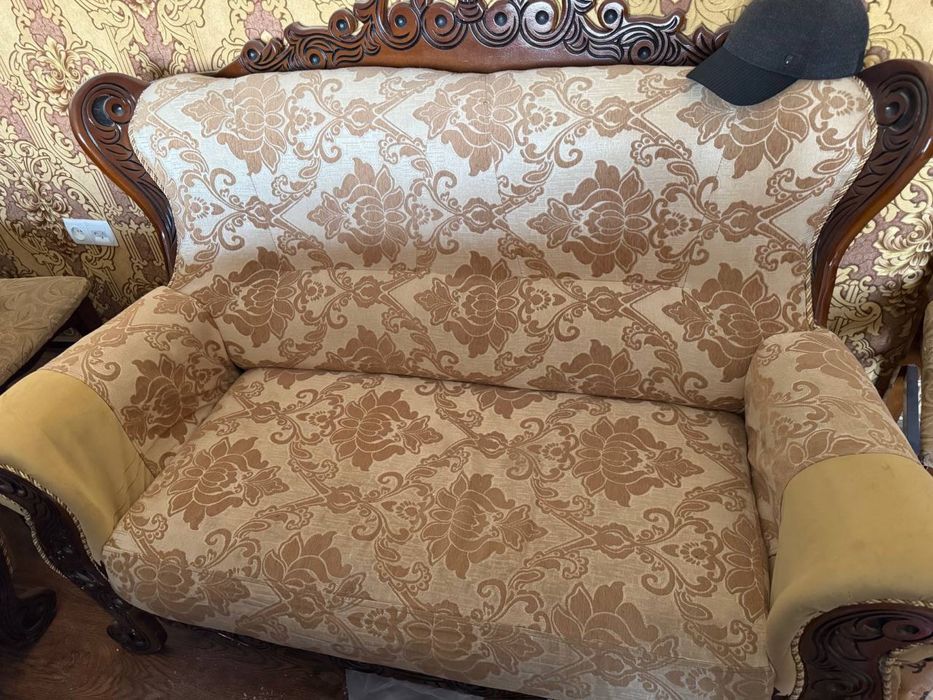 Продам комплект: стол на 12 человек + диван и кресла