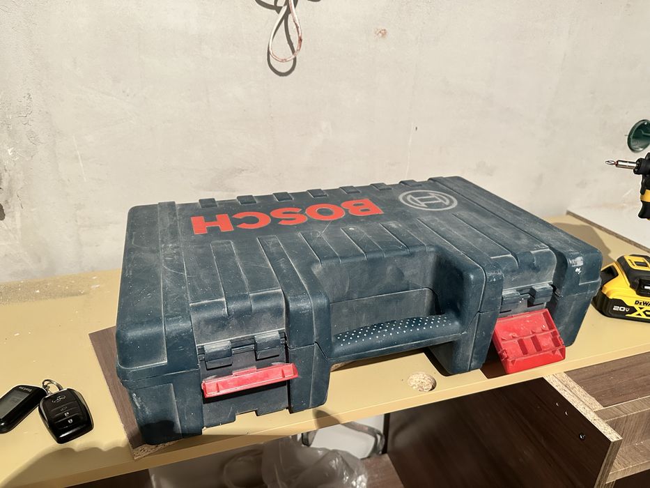 Перфаратор Bosch с  пылысосом