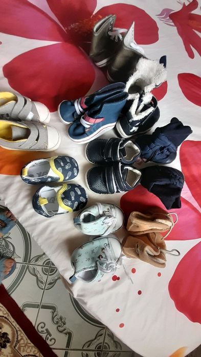 Vând încălțăminte de bebe