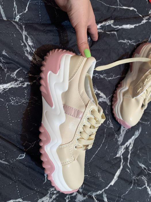 Продам кроссовки новые 39 размер