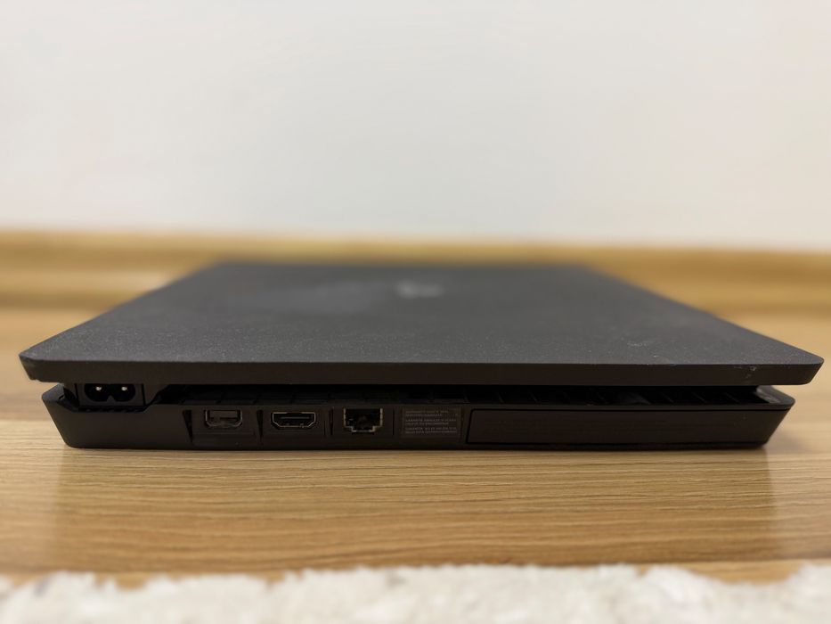 PlayStation 4 Slim-500 gb + controller + 4 jocuri