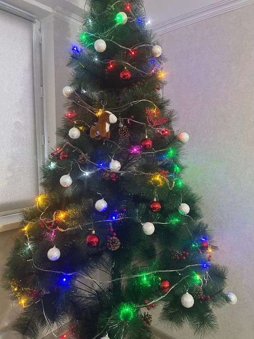 Большая ёлка с игрушками